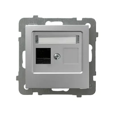 Gniazdo komputerowe pojedyncze RJ45 Ospel kat.5e w kolorze srebrnym, model GPK-1G/K/m/18, z otworem na wtyk sieciowy.