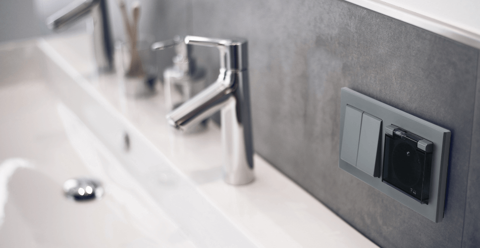 Łazienka z szarymi kafelkami i gniazdkami Ospel Sonata w kolorze szary grafit